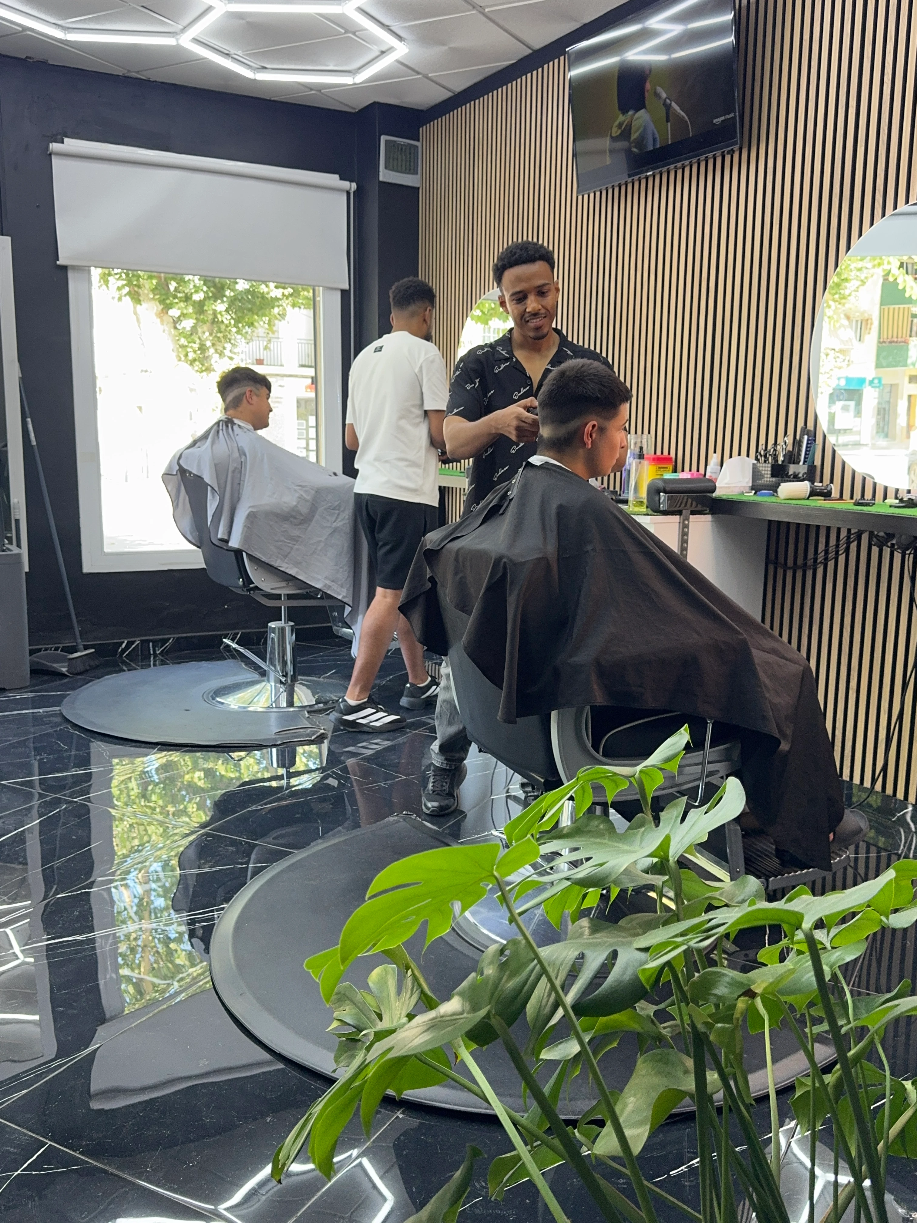 Azedin en acción ejecutando un corte de precisión en el salón de Berja
